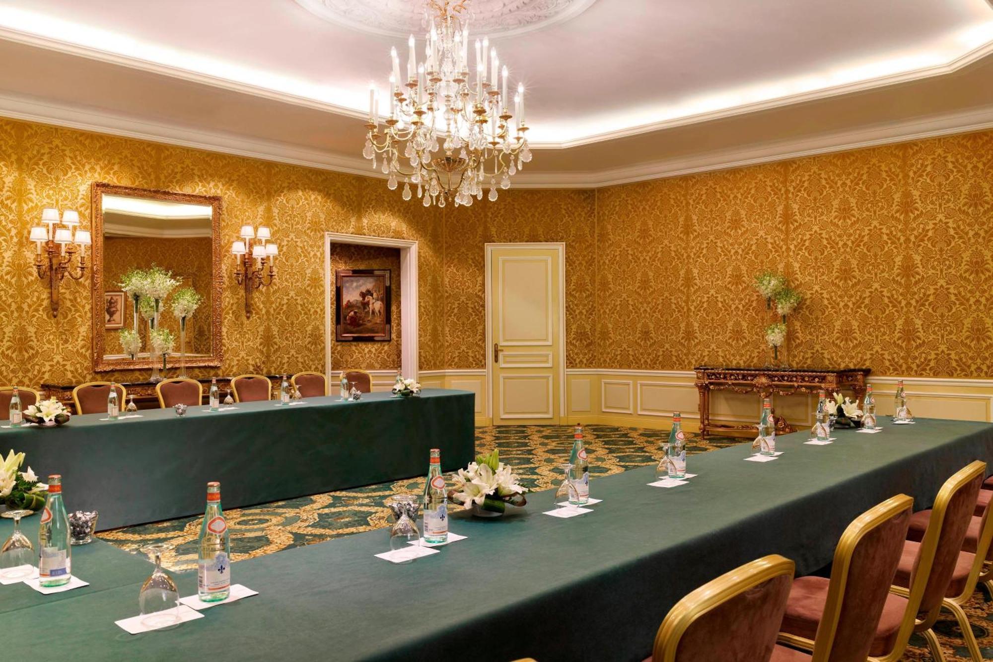 Le Meridien Al-Chubar Zewnętrze zdjęcie The meeting room of the G7