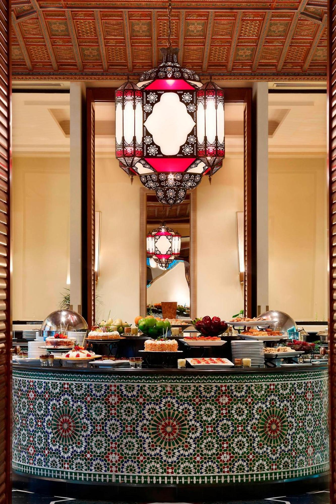 Le Meridien Al-Chubar Zewnętrze zdjęcie A buffet at a hotel