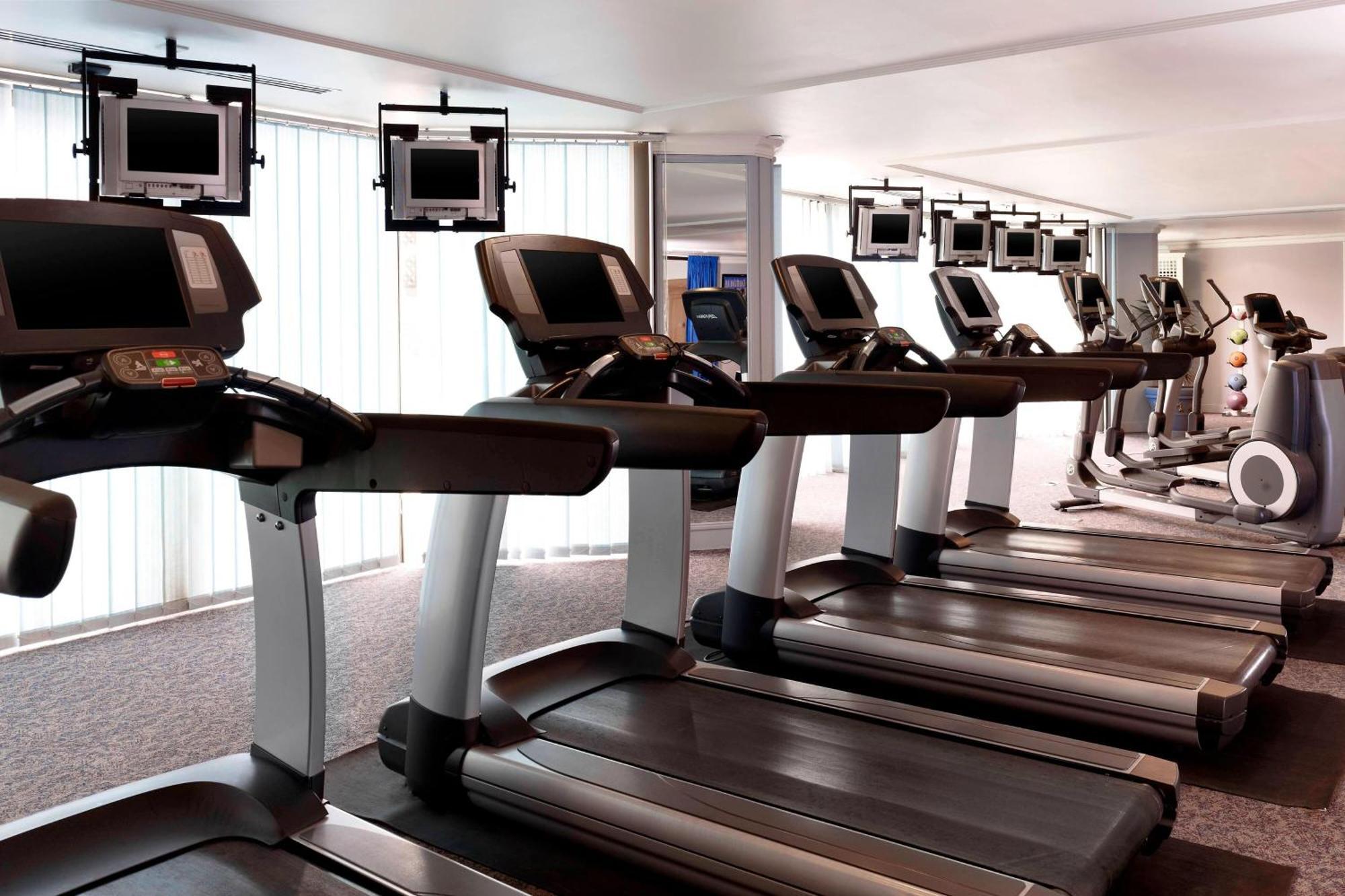 Le Meridien Al-Chubar Zewnętrze zdjęcie A row of treadmills