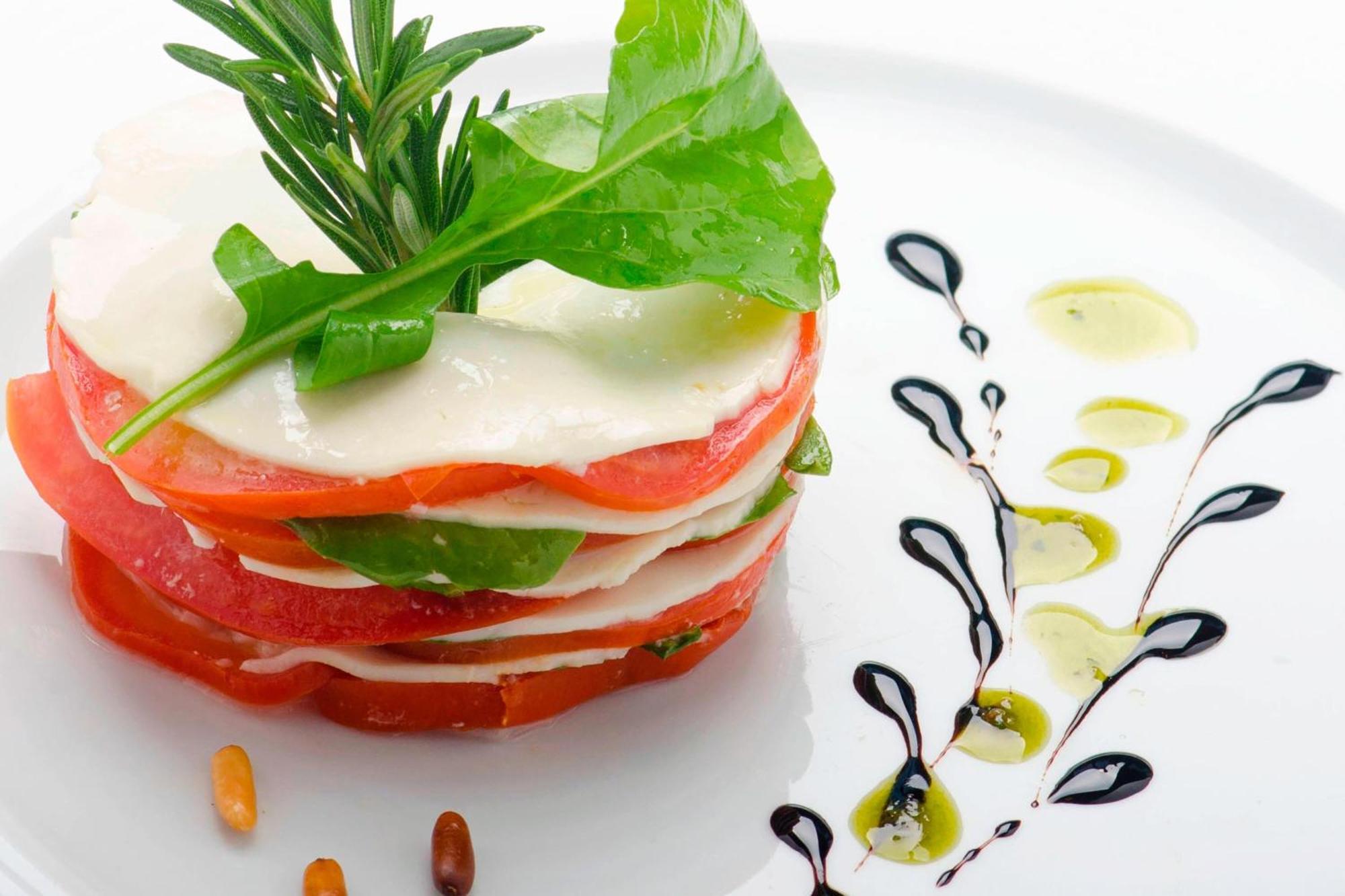 Le Meridien Al-Chubar Zewnętrze zdjęcie A caprese salad
