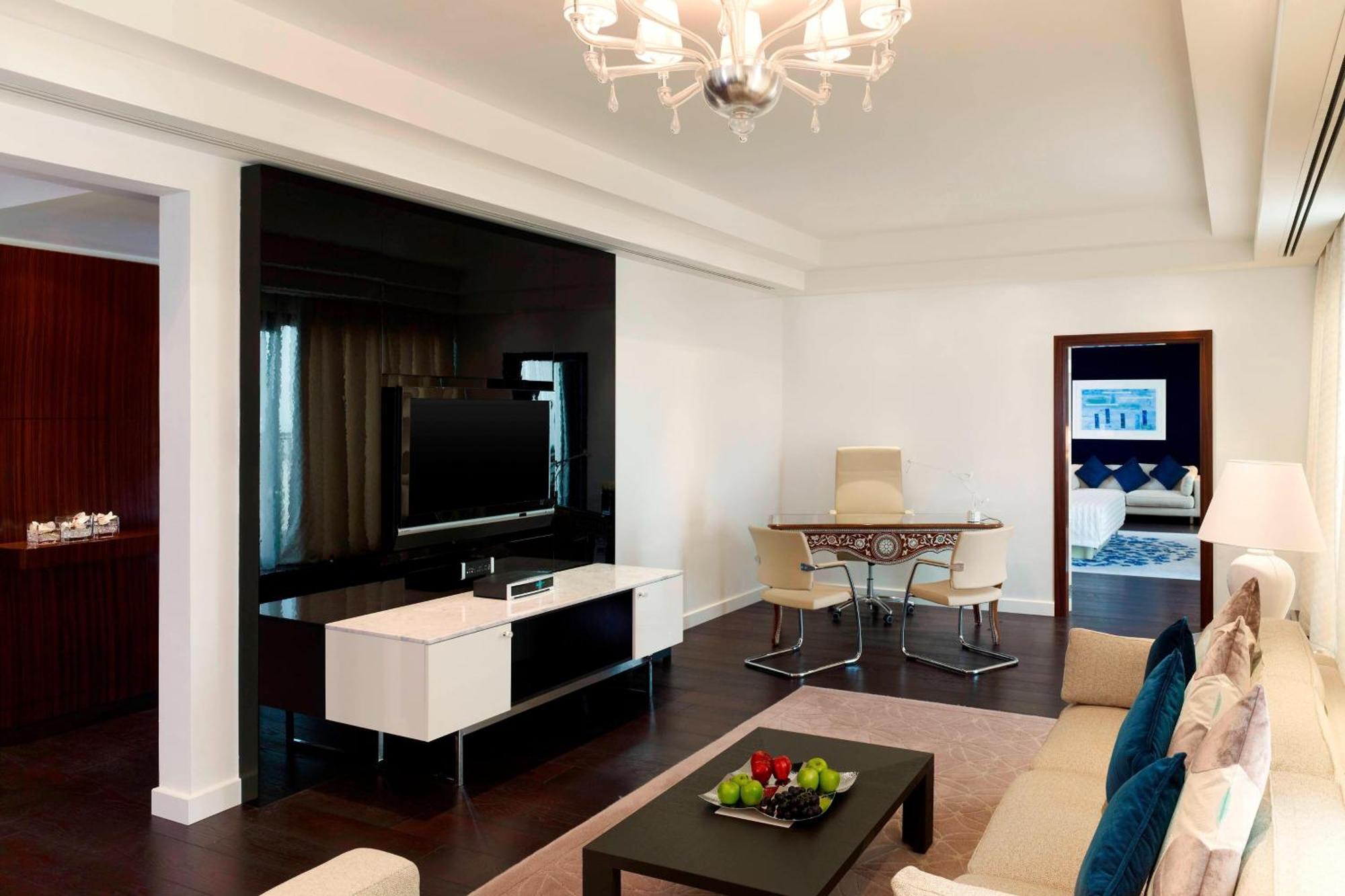 Le Meridien Al-Chubar Zewnętrze zdjęcie A living room in a suite at the Ritz-Carlton, Moscow