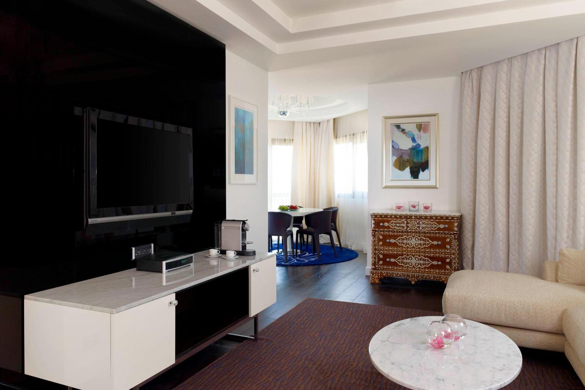 Le Meridien Al-Chubar Zewnętrze zdjęcie A living room in a typical apartment